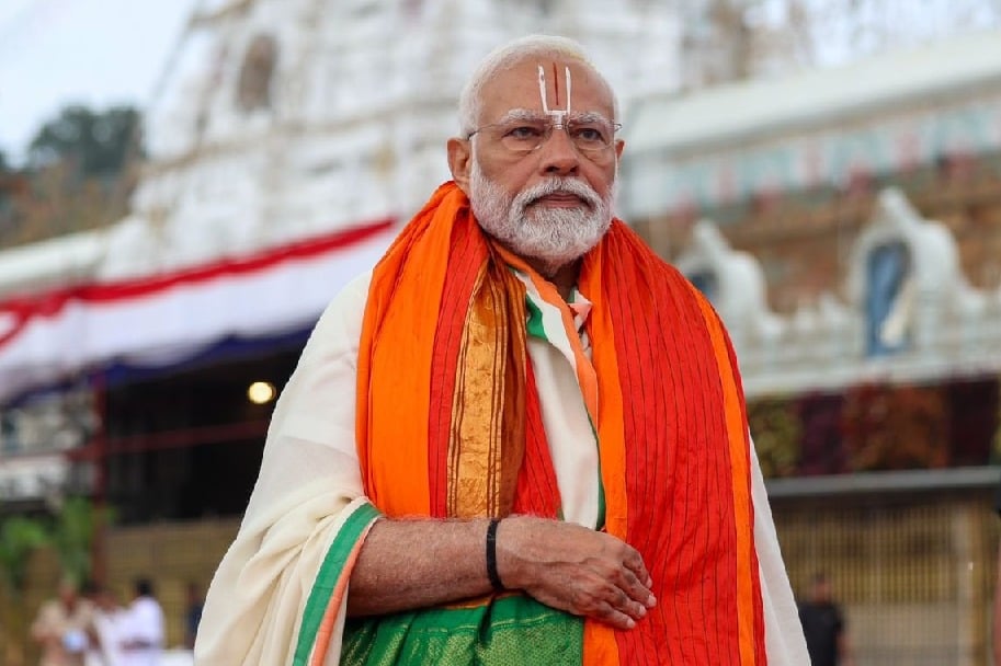 HUGE 🚨 Bharat's PM Modi owns No House & No Car despite being the head of an elected Govt for last 24 years ❤️🔥 His total cash in hand is only Rs 52,920. In the name of Jewellery, he only owns four gold rings. In the affidavit, PM Modi has declared total assets worth Rs 3.02…