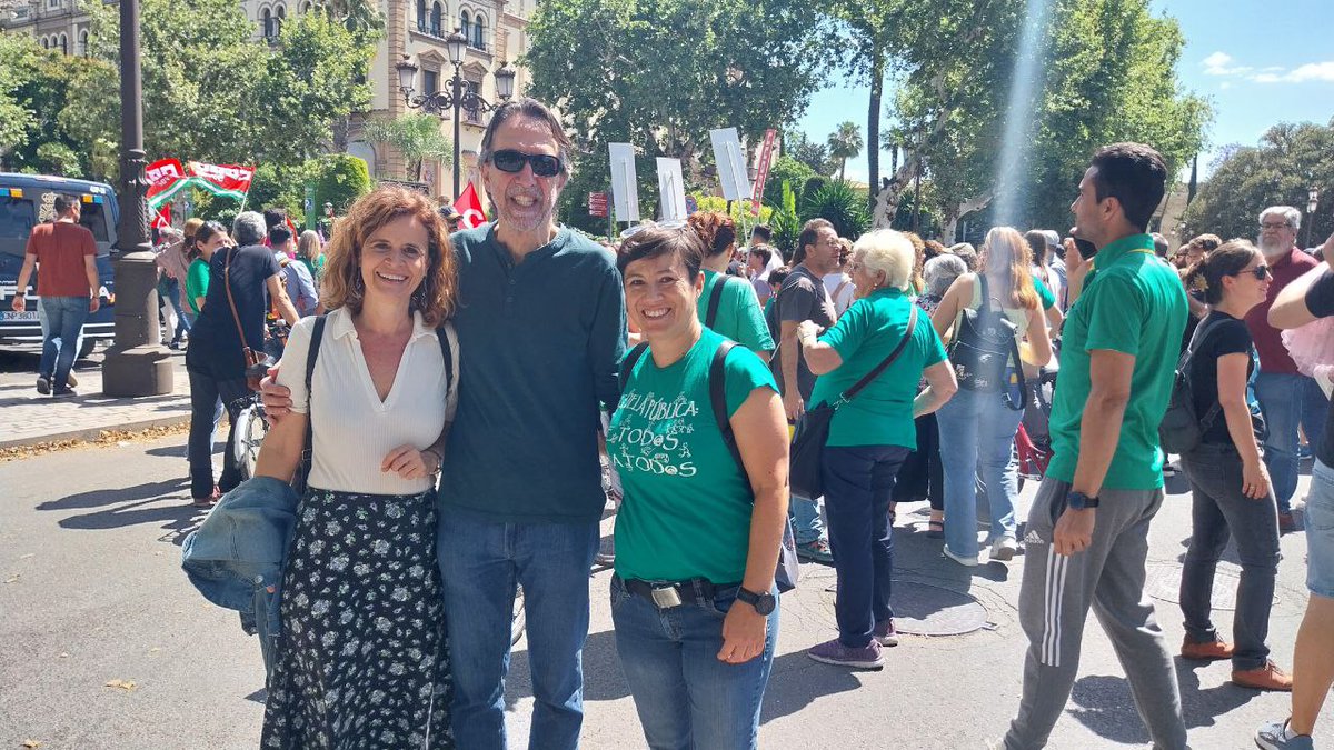 Esta mañana en la manifestación por la Educación Pública en Sevilla.

Reflejo de una HUELGA a nivel andaluz a la que no le faltan motivos.

Por una #EducaciónPública con #másrecursos, #menosratio, #másatenciónaladiversidad, #menosburocracia, #sincierredeunidadespúblicas

#14Mayo