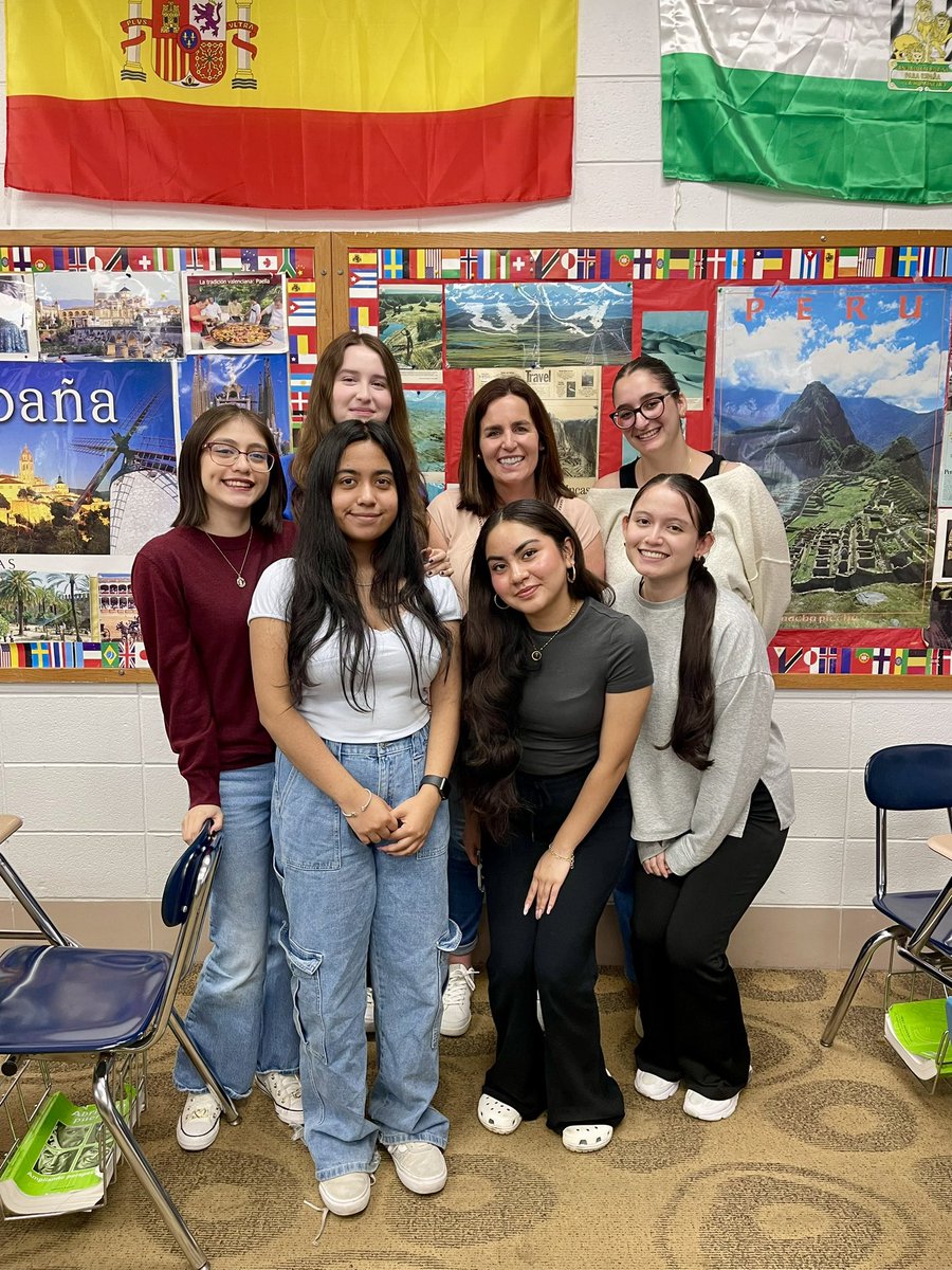Adiós Exec Board de la clase de 2024. Las voy a extrañar mucho. 💕🎉 gracias por todo este año. Buena suerte en tus estudios futuros.  <a href="/sraJohnsonD230/">Sra. Johnson</a> <a href="/Mrs_Vanderwoude/">Sra. V.</a>