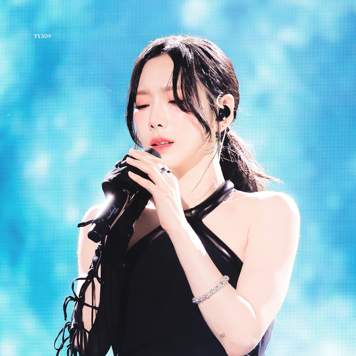 태연언니 노래부르면서 울거같은 표정지을때 진짜 최종적으로 못참게되...................... ㅜ