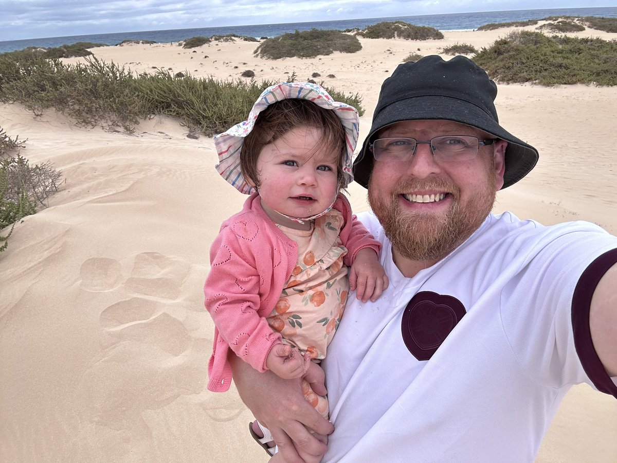 In 2009 my dad passed away and we scattered his ashes in Fuerteventura. Today I finally took my little girl Phoebe to that beach to meet her Grandad 🥰