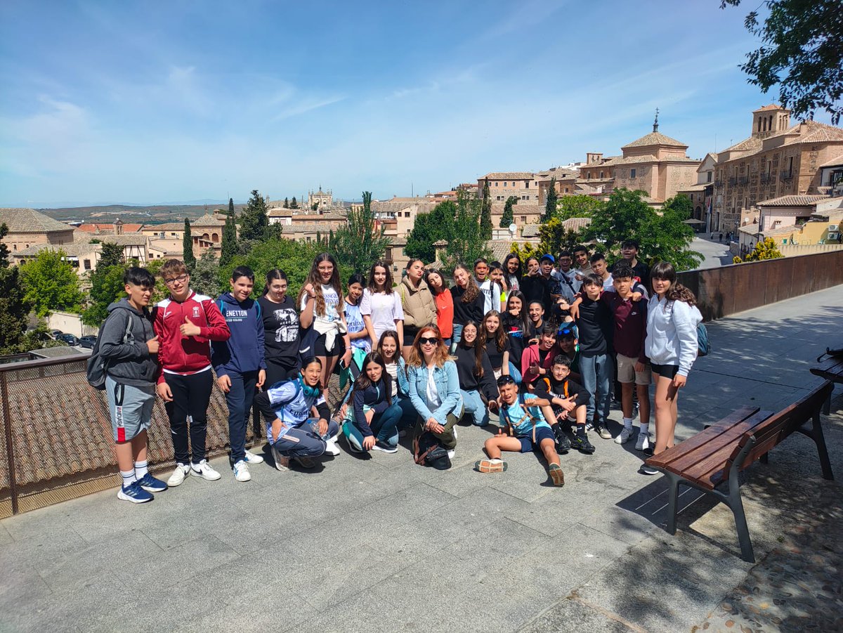 monico_ies's tweet photo. La pasada semana, alumnado de 1° y 2° ESO, en una actividad organizada por el Departamento de Lengua castellana y Literatura, visitó la ciudad de Toledo, donde unos guías profesionales les mostraron los lugares más representativos de la zona monumental. https://t.co/G1XkOZ3il2