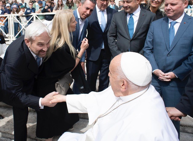 CVT board member John Habich last week relayed thanks to Pope Francis on behalf of CVT for frequently turning attention to the needs of refugees. Upon hearing mention of el Centro para las Victimas de la Tortura, the pontiff smiled broadly and made an emphatic thumbs-up sign.