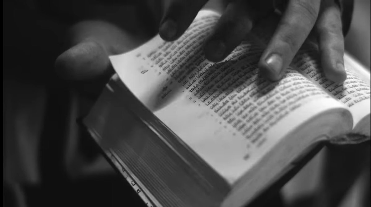 a anitta usando a bíblia em hebraico em seus escritos originais no clipe de aceita, livre de traduções e modificações feitas durante a história para reafirmarem opiniões pessoais e preconceitos, GENIAL