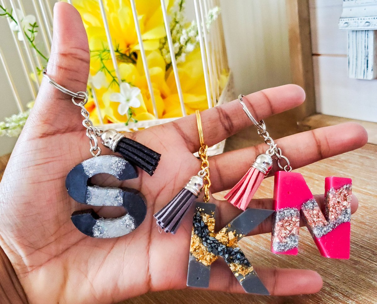 Geode Fault Line Resin Letter Keychains ✉️💎✨️ etsy.com/listing/166742… #etsyshop #handmadehour #giftsforher #giftsforfriend #womaninbizhour #SpringHasCome #SummerVibes #geode #faultline #resin #keychain #personalized #uniquegifts #tuesdayvibe