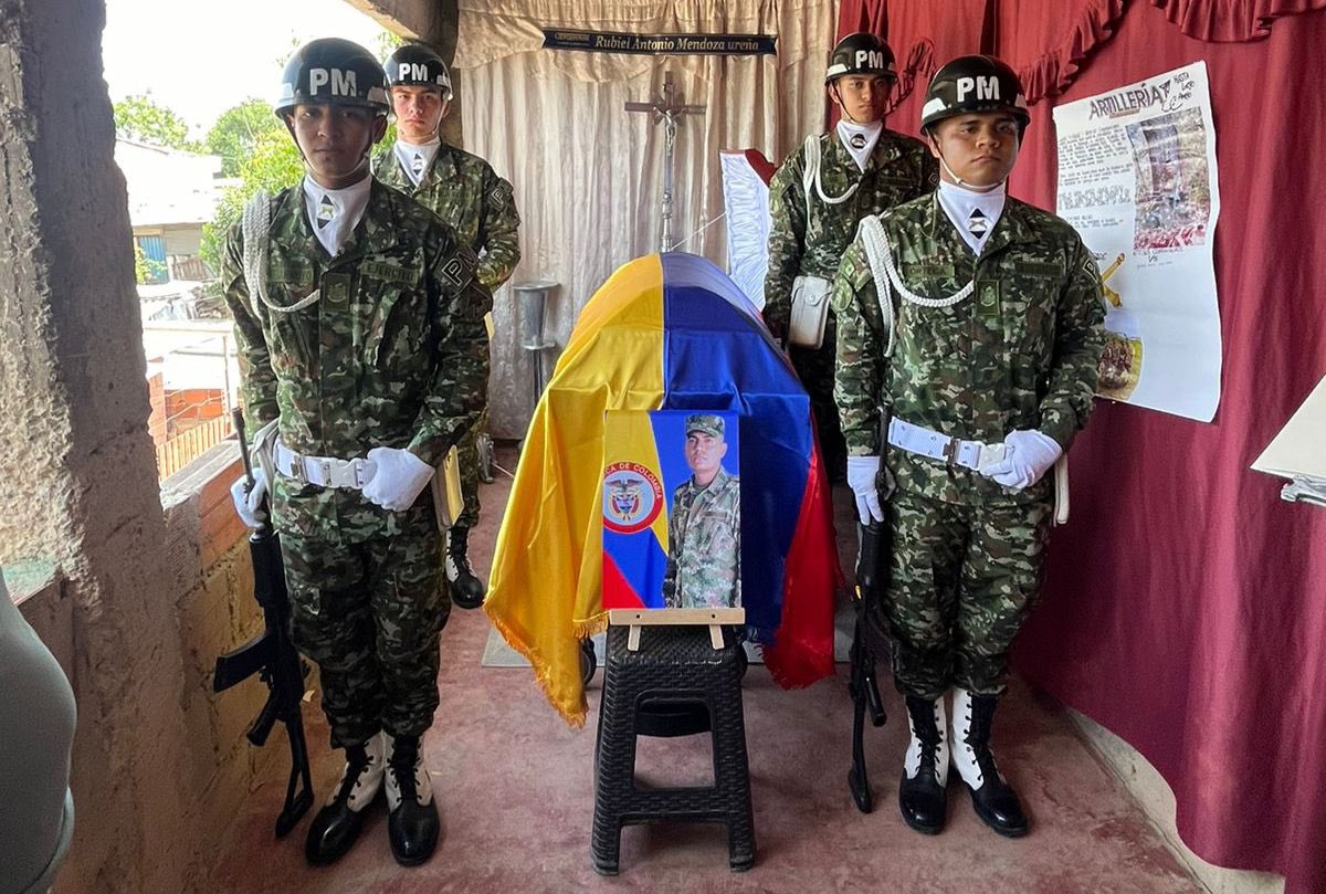 #DuelesColombia Hoy en Cúcuta, con honores militares, recibieron al soldado Rubiel Antonio Mendoza Ureña, asesinado por miembros del Estado Mayor Central de las #FARC mientras realizaba tareas de estabilidad en la vereda Chapinero, zona rural de Neiva, Huila, el 12 de mayo. El