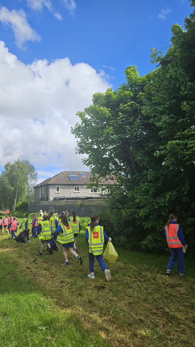 Big thank you to our pupils from 4th, 5th and 6th Class as they carried out a school and community clean up today! Well done to our Student Council for organising this. 
#schoolspirit #communityspirit