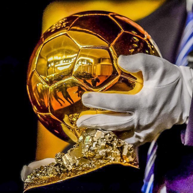 🚨💣 BREAKING ! France Football envisage d'attribuer le Ballon d'Or 2020 à Robert Lewandowski. (@sport)