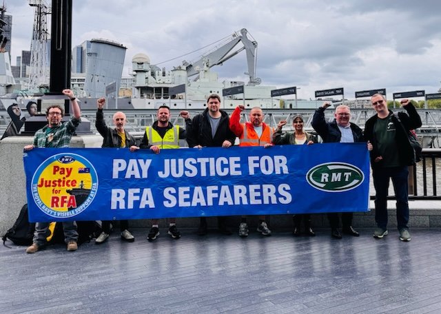 Out supporting our <a href="/RMTunion/">RMT</a> RFA member - Supporting ALL grades. 

#FightingForYou
