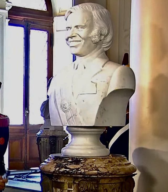 La Casa Rosada inaugura el busto del Carlo de PATILLAS, algo que jamás se les pasó por la cabeza a los gorilas montoneros cogidos de los kukas.

HISTORICO MOMENTO