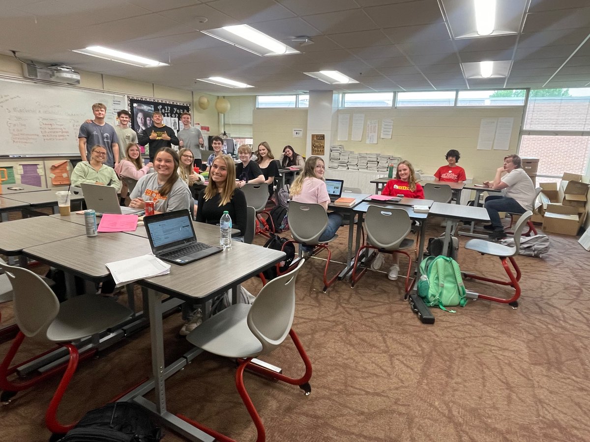 chssunsquad's tweet photo. Seniors Last Day 🎓 https://t.co/msQOjAQYqq