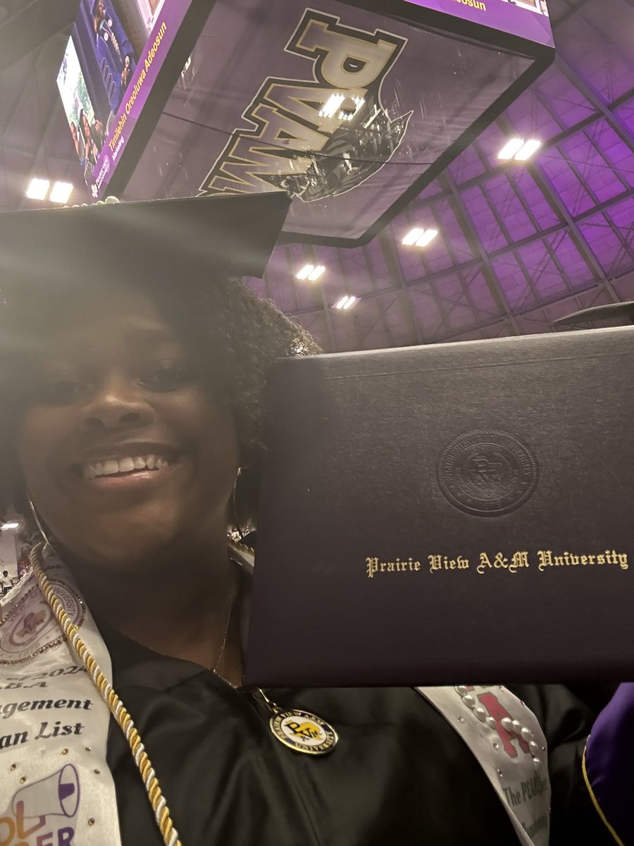 alyssasolomon1's tweet photo. Now I’m a college graduate https://t.co/2s4RMRDoJ6
