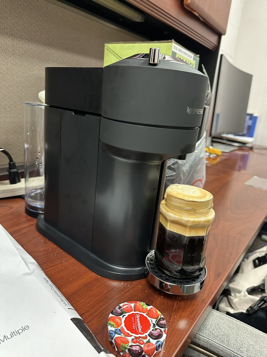 Paper cups in office is running out.🥹
So I prepared a jam bottle.
Looks not bad.