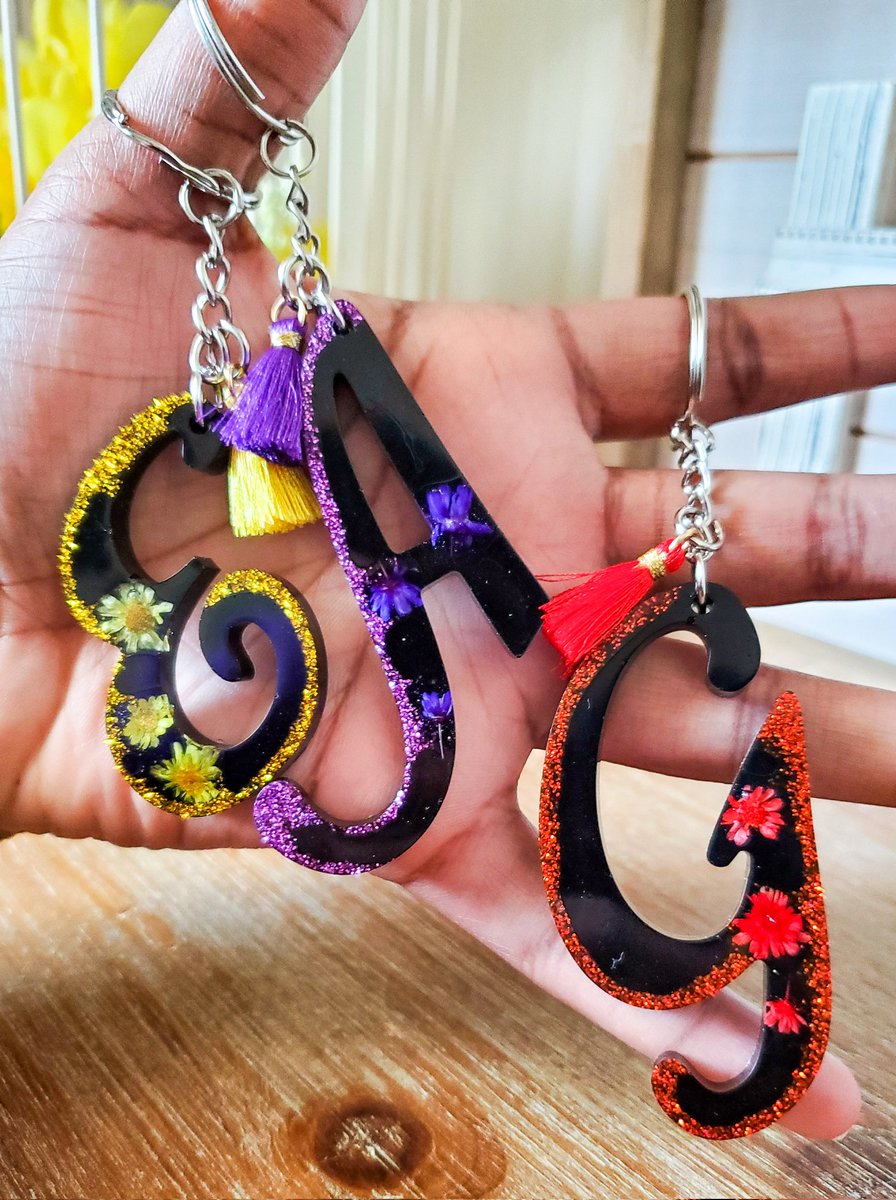 Black Initial Resin Keychains 💐🖤🌈 etsy.com/listing/169690… #etsyshop #handmadehour #giftsforher #giftsforfriend #womaninbizhour #SpringHasCome #SummerVibes #rainbow #colorful #floral #uniquegifts #resin #keychain #personalizedgifts #tuesdayvibe