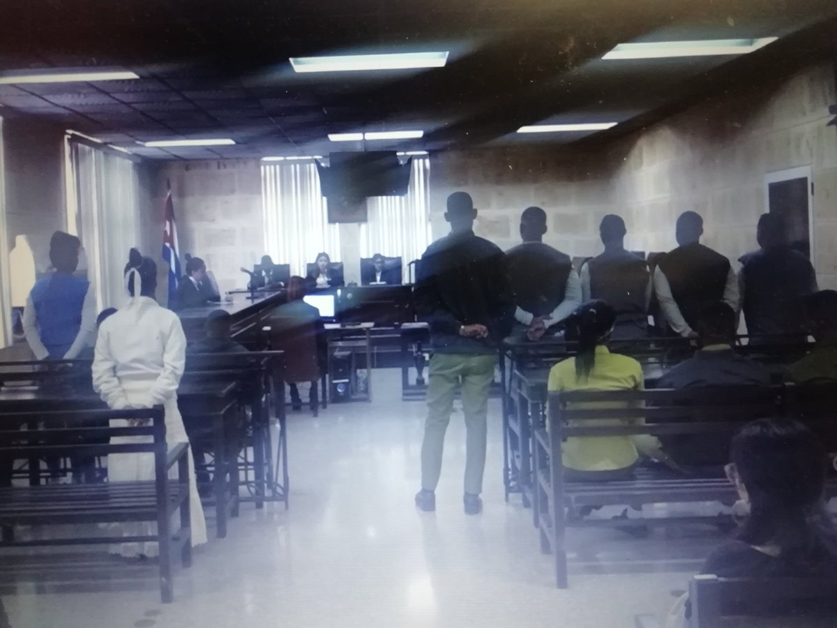 Sancionados en La Habana cinco hombres y dos mujeres implicados en delitos de Robo con violencia e intimidación en las personas, Tráfico de personas y Falsificación de documentos a penas de cinco años (uno) y el resto entre 20 y 28 años de privación de libertad. #CubaEsSegura
