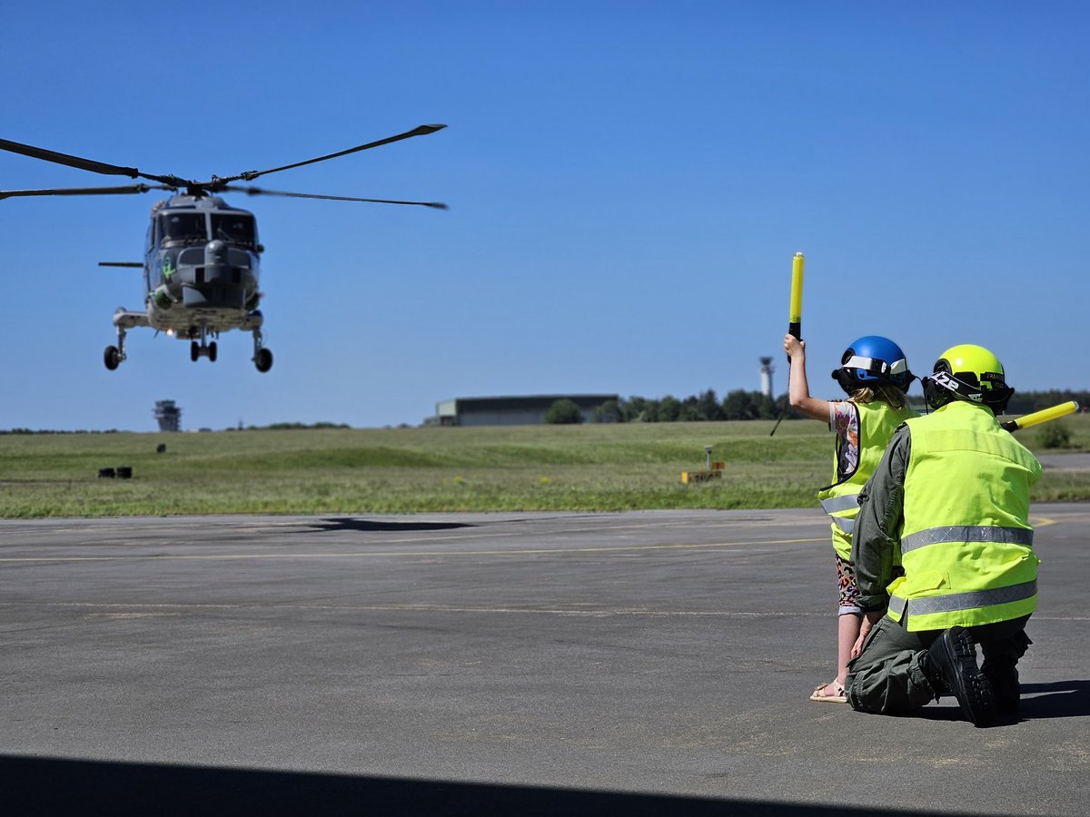 CdrDeuNavalAir's tweet image. Ein bedauerlicher Moment für die #Marineflieger!
LastLanding für FKpt @TimFritsche3, der dafür von seiner Tochter zur Landung eingewiesen wurde. Für alle sehr emotional, aber wir sagen DANKE für Ihren Dienst und wünschen von Herzen alles Gute!