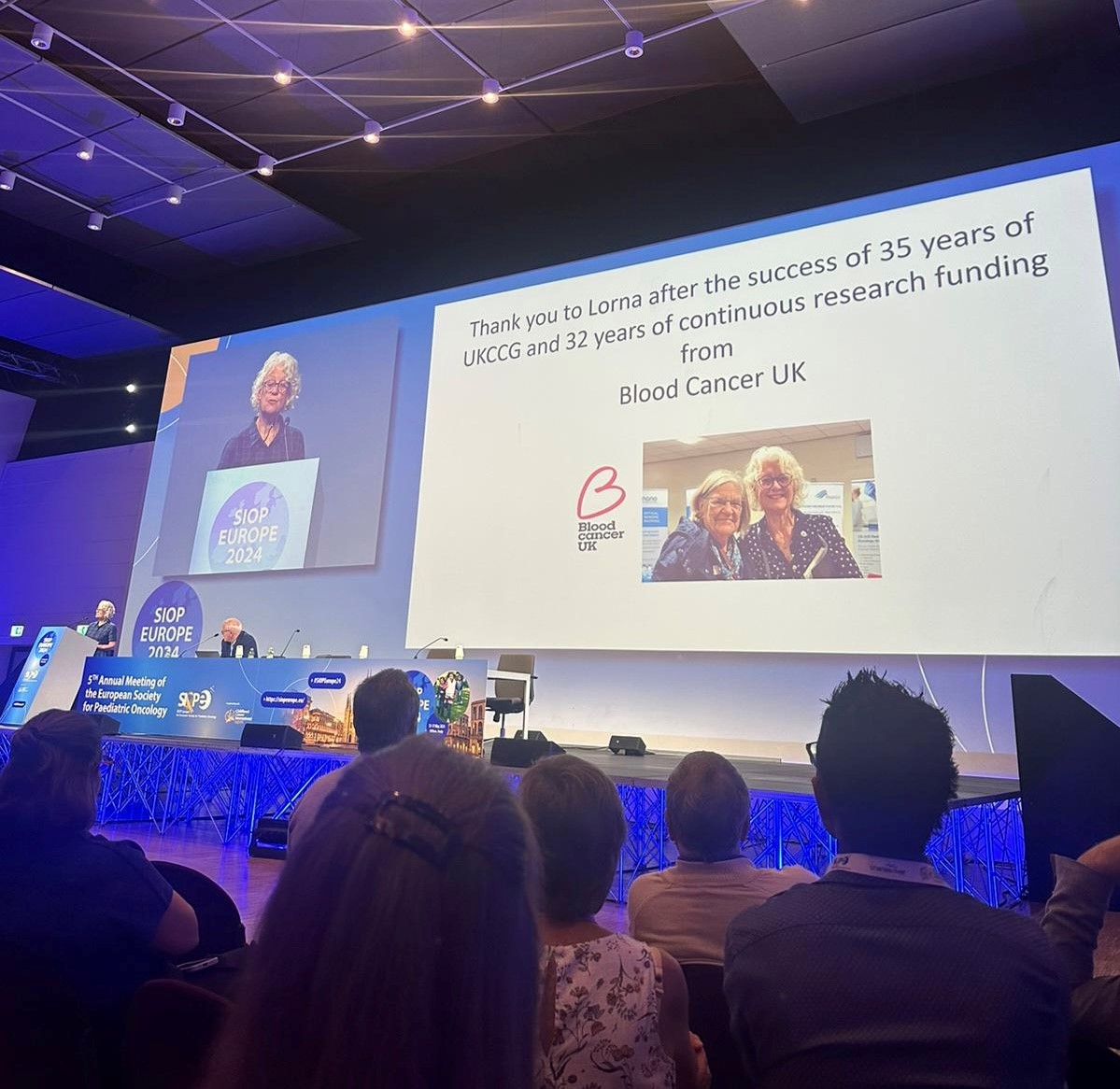 Wonderful to see our Trustee, Christine Harrison, receive a well deserved standing ovation for her Guest Lecture at #SIOPEurope2024, showcasing her career in leukaemia cytogenetics, which we have been delighted to support!