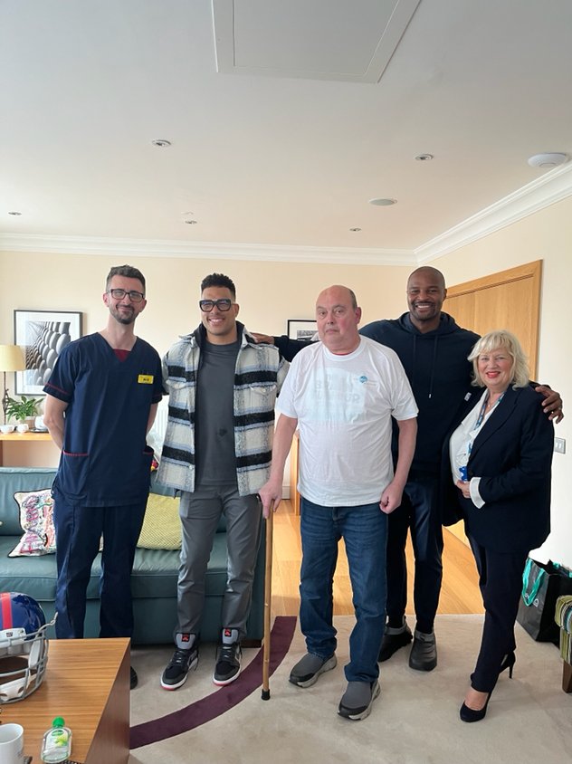 🏈Noel is an avid NFL fan and a patient at the QE @uhbtrust. He suffers from a Stage 4 Glioblastoma WHO brain tumour. So the @the_giles_trust granted him a special wish... Thank you @OsiUmenyiora & @JasonBell33 for visiting Noel. Something his family will cherish forever. 🫶