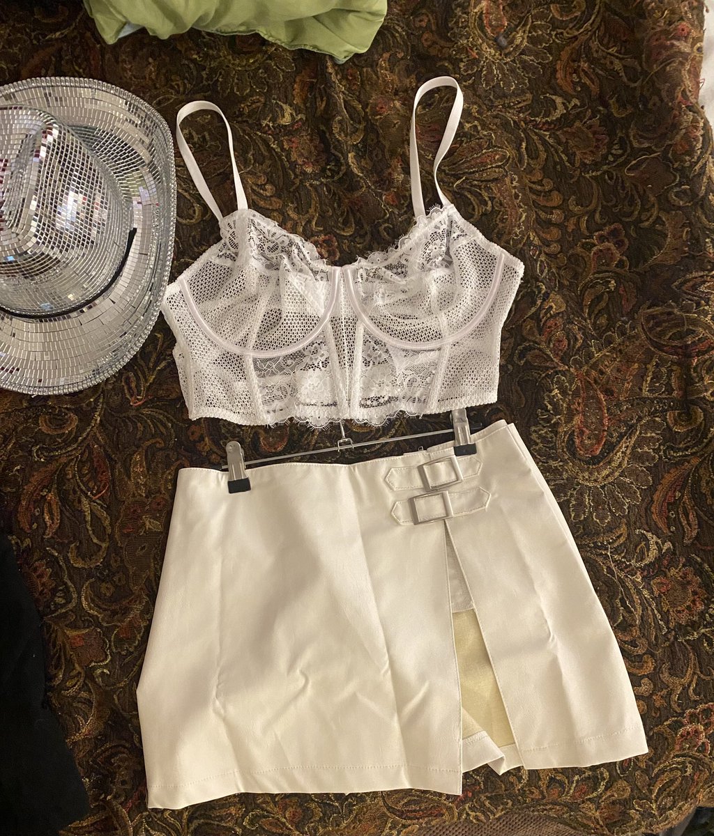 hingzbop's tweet photo. if someone would like to help me pick an outfit for tonight i would be very grateful 👀 https://t.co/aCCTl5MtqZ