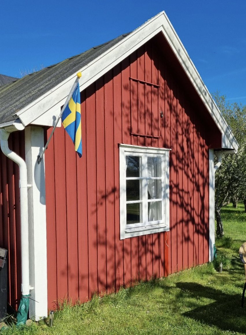 Flaggan uppe på farmors 99-årsdag, den första födelsedag hon inte är med oss längre, på hennes älskade Nabben på norra Öland.

Här tillbringade hon och farfar sommarhalvåret i nästan två decennier efter pensionen 🌼