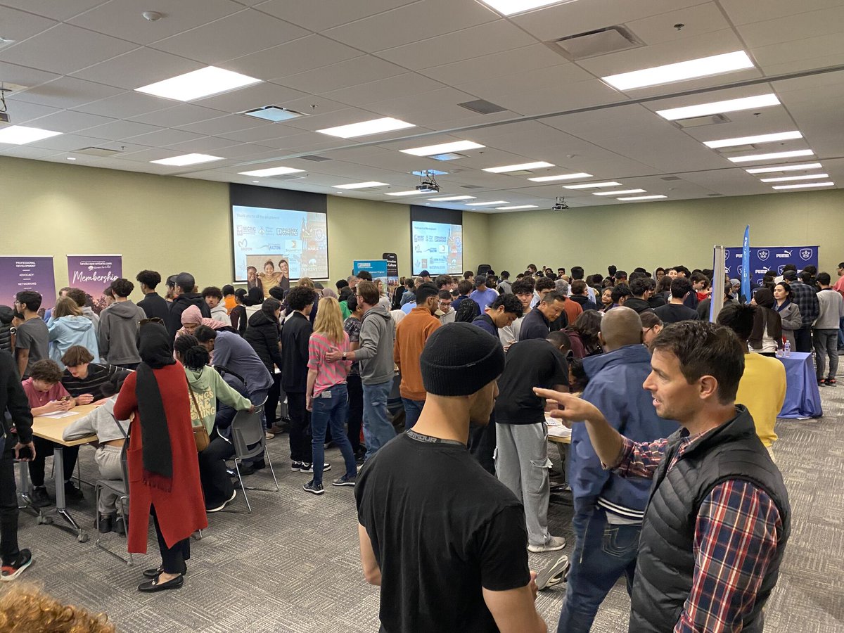 We hosted last weekend a job fair organized by MP @vankayak for Milton employers. It was a great pleasure to welcome over 1,200 job seekers and to see young people planning their future and meeting with employers in the Milton area. 👏