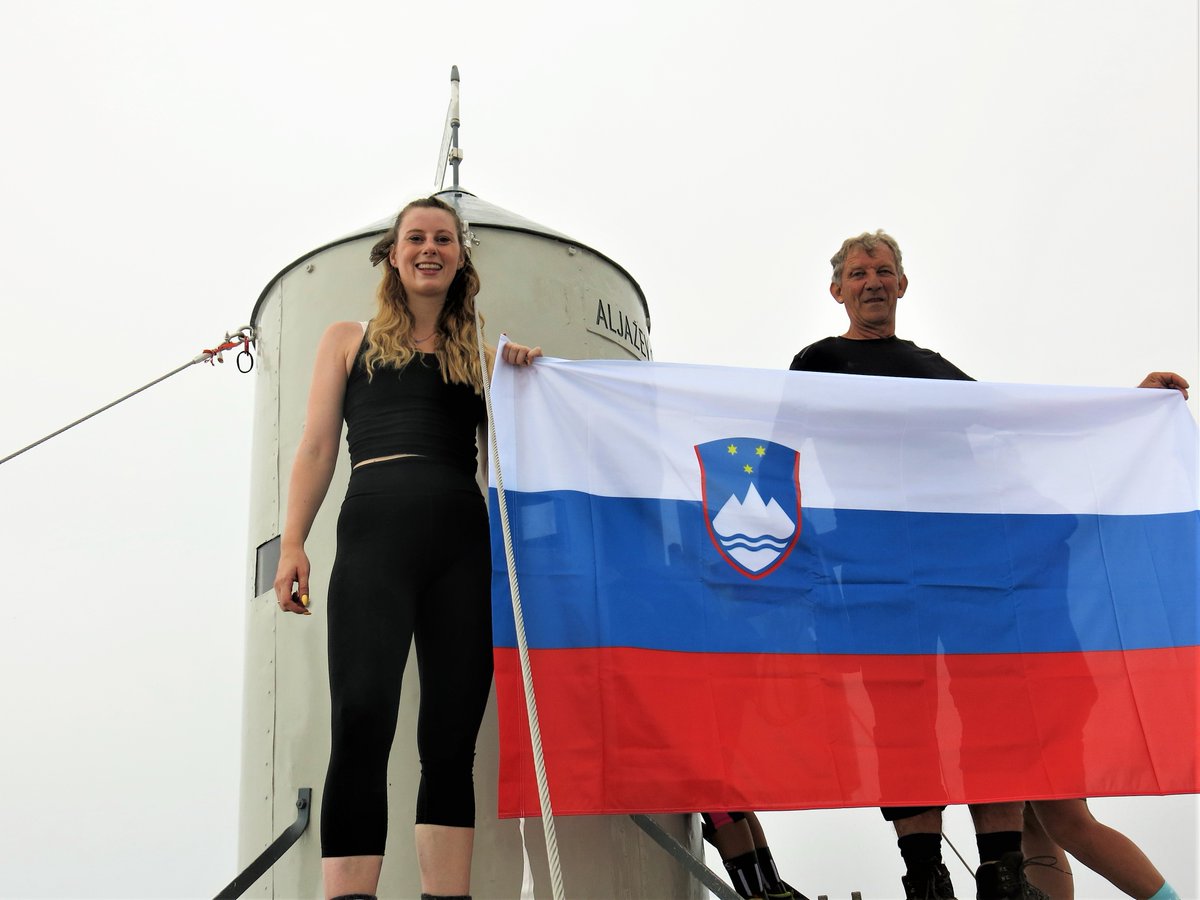 🇸🇮 🇸🇮 🇸🇮 PORTRET: Zala Tomašič, kandidatka za EU poslanko @ZalaTomasic , slovenska @GiorgiaMeloni , kandidatka @strankaSDS za EU poslanko. Mlada, pogumna, izobražena, svetovljanka in predvsem Slovenka. Obkroži listo SDS in številko 9. foto: 🇸🇮