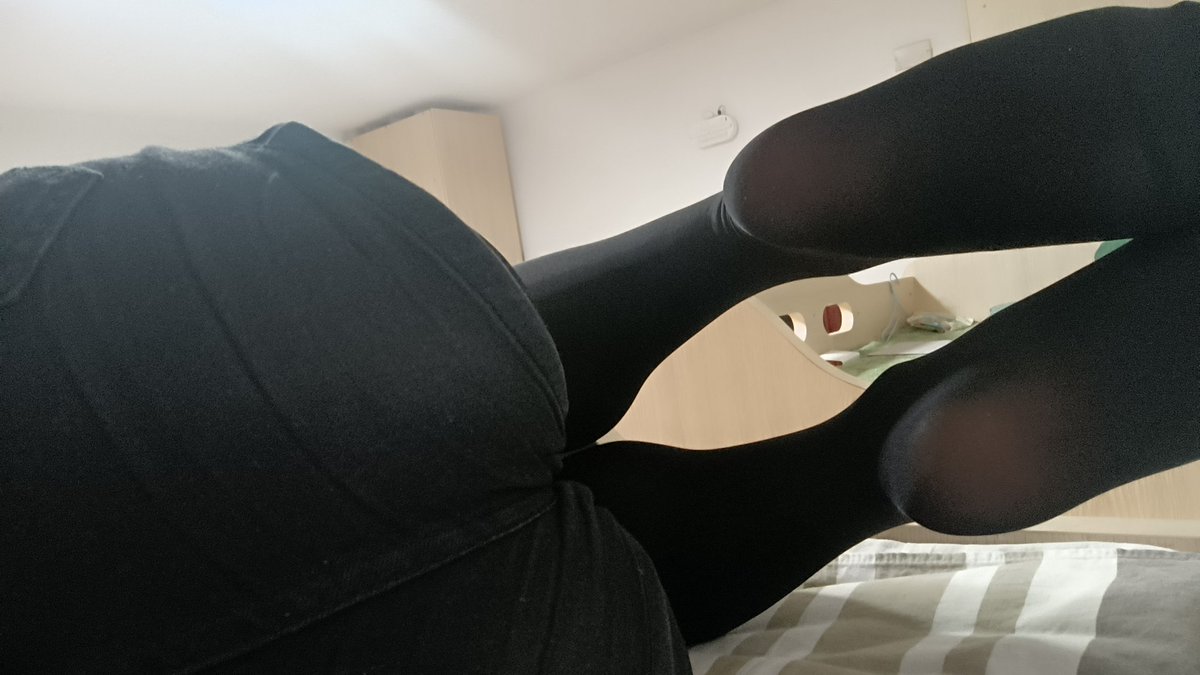 室友都回来了，不好拍大尺度的了...后面快答辩了，有空就发发老图吧。 #男娘 #黑丝控 #黑丝