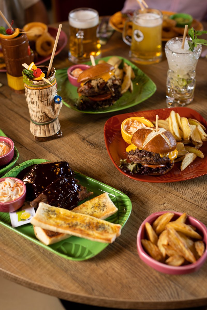 Schon unser neues hawaiianisches #OHANA Hotel entdeckt?🏨Seit April können unsere Gäste in einem der 150 neuen Zimmer übernachten. Jede Menge Spaß wartet in OHANA Town mit Bowling 🎳, Billard 🎱, Karaoke 🎤 und vielem mehr. Und für Hunger und Durst geht es ins OHANA Restaurant.🍔