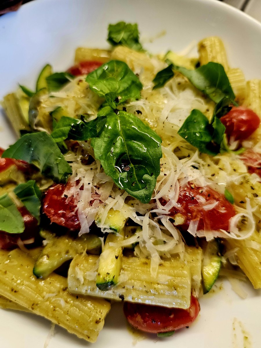 Pesto rigatoni tomatite ja suvikõrvitsaga #toidutwitter