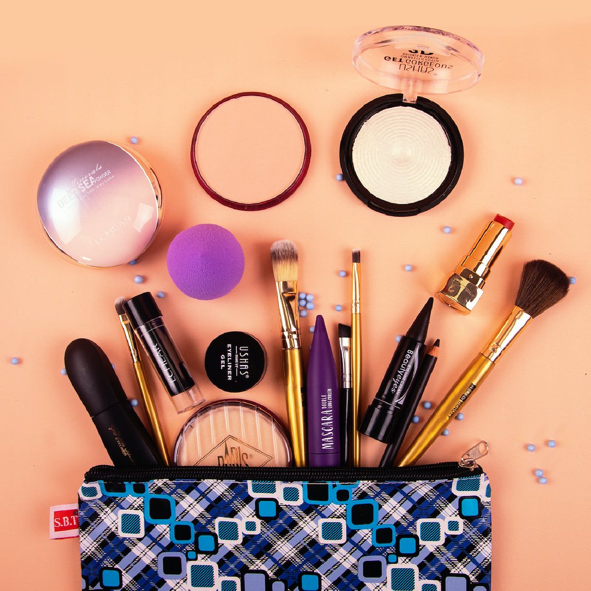 POLL OF THE WEEK / POTW

What’s your favorite make-up item? 
A) Concealer 
B) Lipstick/gloss 
C) Mascara 
D) Eyeliner 

#polloftheweek #potw #questions #fillintheblanks #truefalse #favorites #rememberwhen #answers #thoughts #opinions
