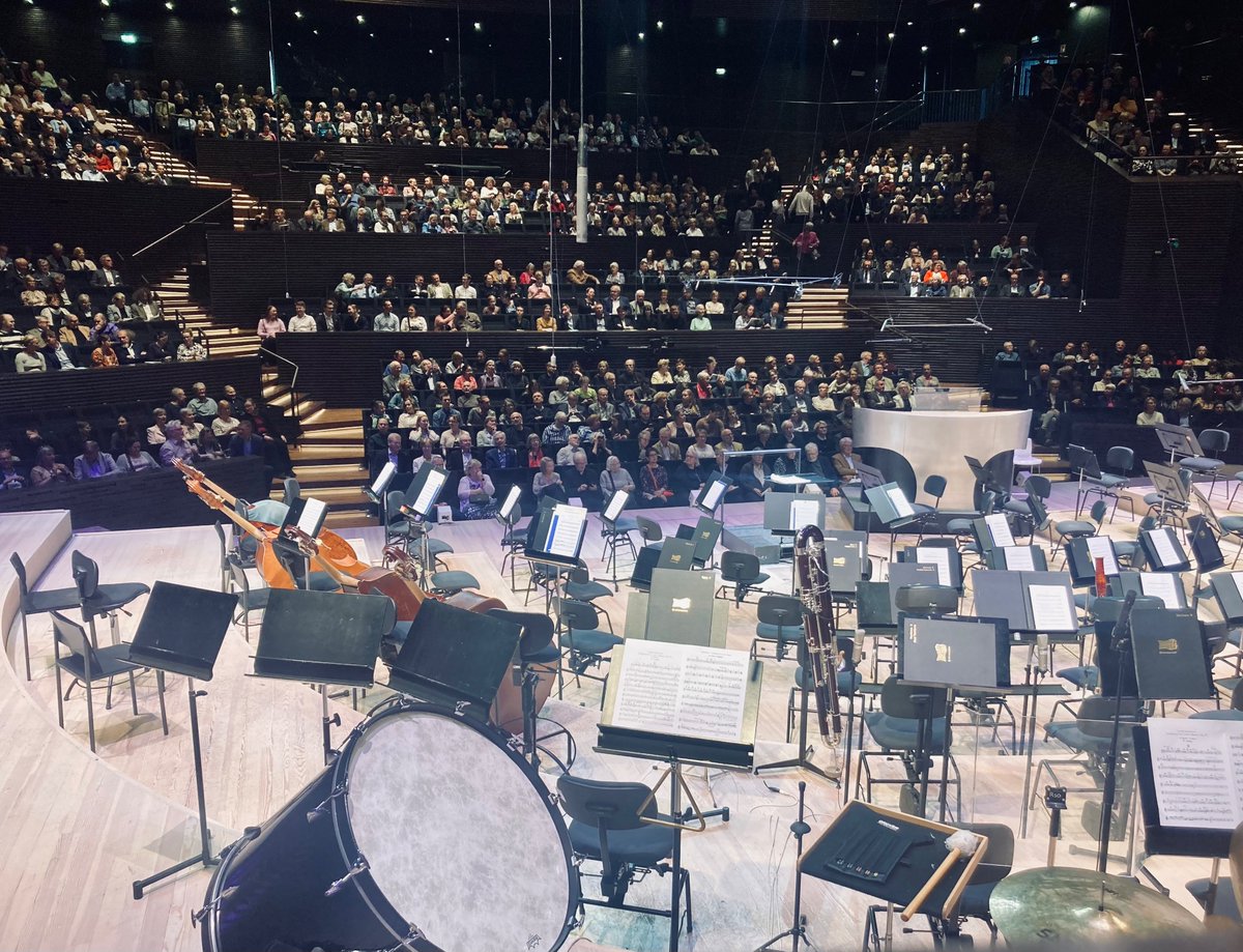 Myönnän. Vähän jännittää. Lyömäsoittaja kuumeessa ja joudun vetämään prima vista. Peruskomppia. Painajainen.