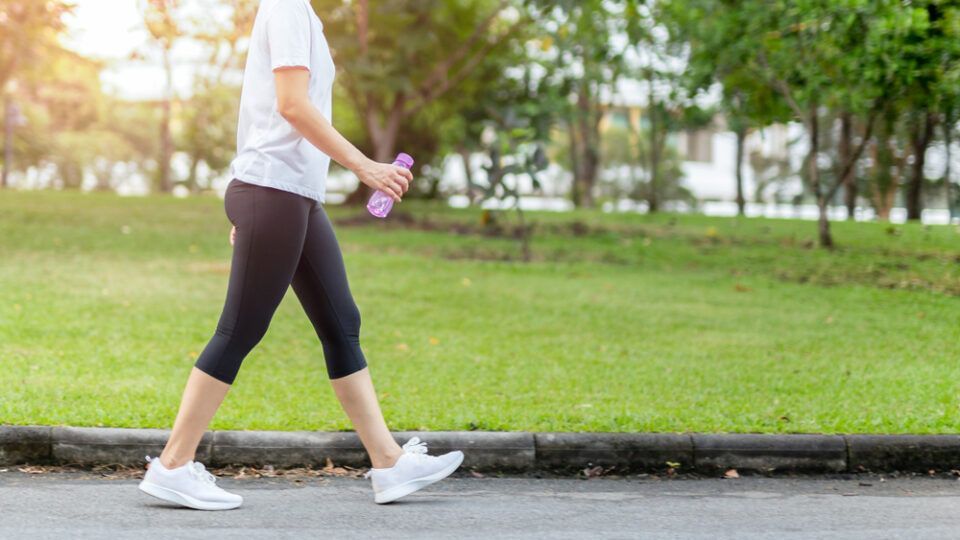 Incorporar nuevos #hábitos puede parecer difícil, 😥 pero una simple caminata 🚶🏽‍♀🚶🏾‍♂ de unos minutos al día marca una gran diferencia en tu salud física y mental. ✨😌💪🏼 Lee sobre la #importancia de tener hábitos #saludables, 🙌🏼 en este artículo. 👉🏼 buff.ly/3uvFfUX