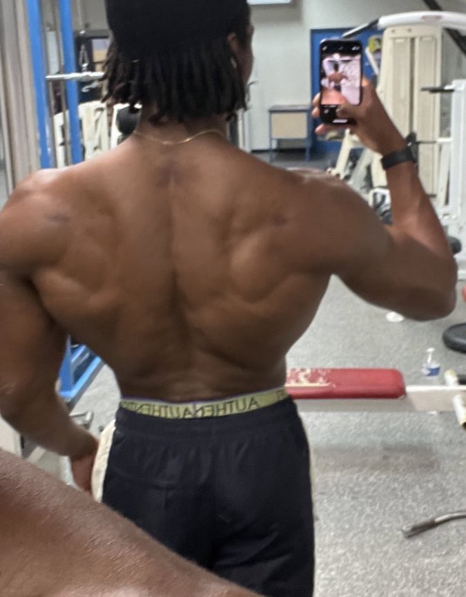 Il est enfin temps.. 

MA TRANSFORMATION AVANT / APRÈS EN 4 ANS

J’ai commencé à 68kg et aujourd’hui je suis à 90kg

Et aujourd’hui, je vais vous parler de mon HISTOIRE et mon parcours sportif 🔥🦾