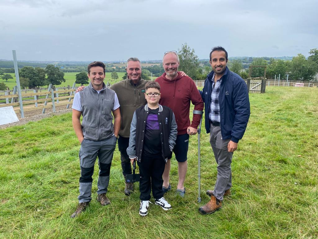 Make sure you tune in to tonight's episode of @theyorkshirevet where Farmer Rob meets Lucian, who is enjoying a trip to Yorkshire for the day to meet his heroes.
Tune in on @channel5_tv at 8pm tonight.
Watch this clip of him meeting our shires: facebook.com/CannonHallFarm…