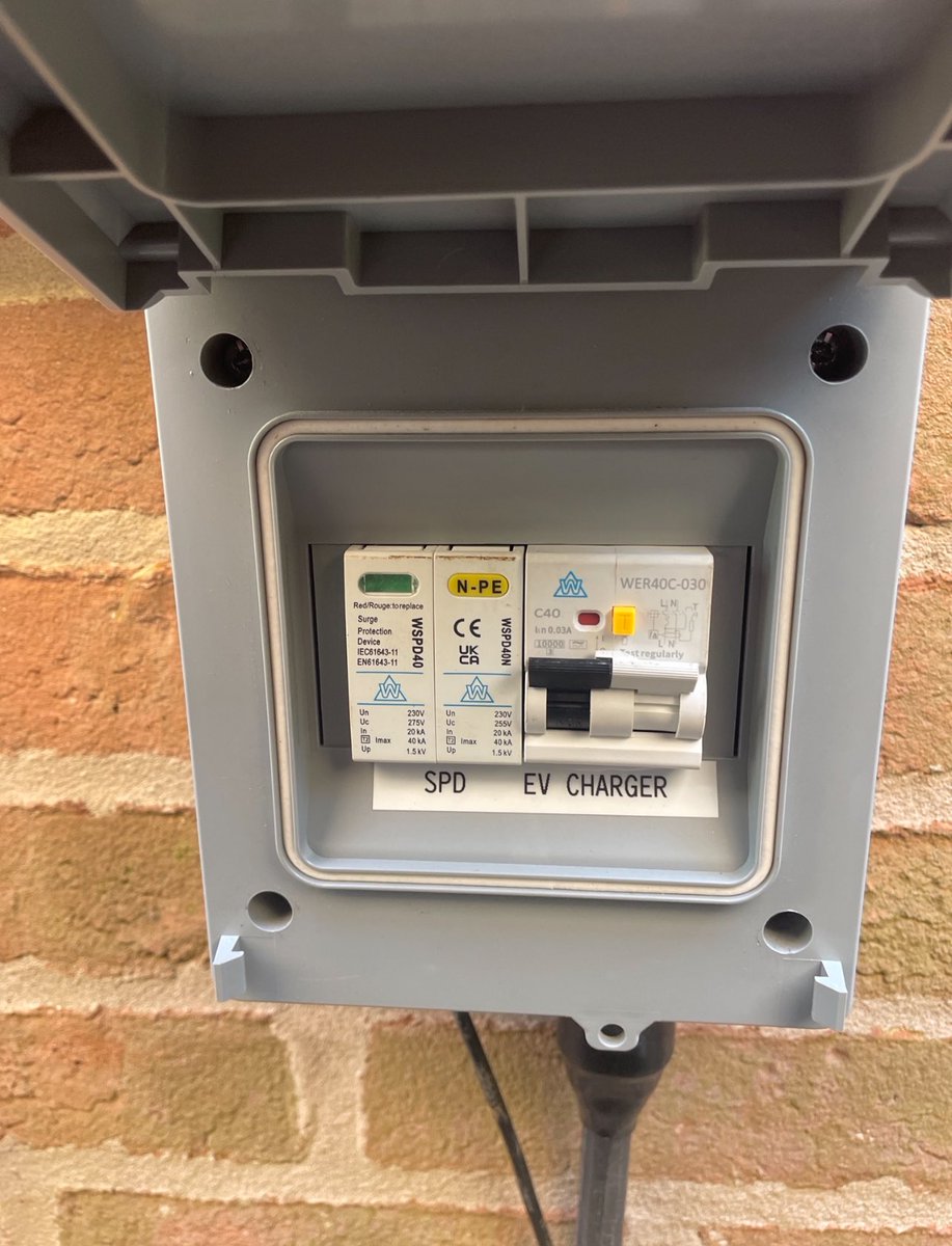 danlecElec's tweet photo. Thinking about getting an EV charger but don’t have a wall to mount to 🤔…..no problem. 😃 

That’s where an EV Charge post and EV block come in. 👍🏻

These are perfect for anyone who doesn’t have a driveway next to their house or for someone with parking in a remote location. 🌳 https://t.co/COwVnVqAK5