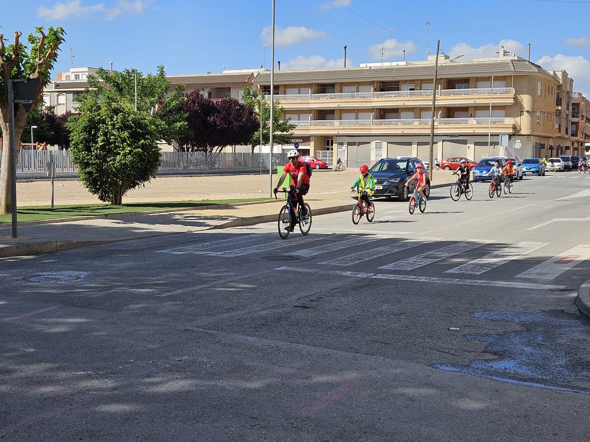 ¡El bicibús de @AytoRafal está en marcha! Los viernes, el alumnado del CEIP Trinitario Seva, del #ProgramaStars, irá al colegio en #bici usando una de las dos líneas, roja y verde, que se acaban de inaugurar. 😍 Ilusión por la #movilidadsostenible. #EducaciónVial
#JPT #Alicante