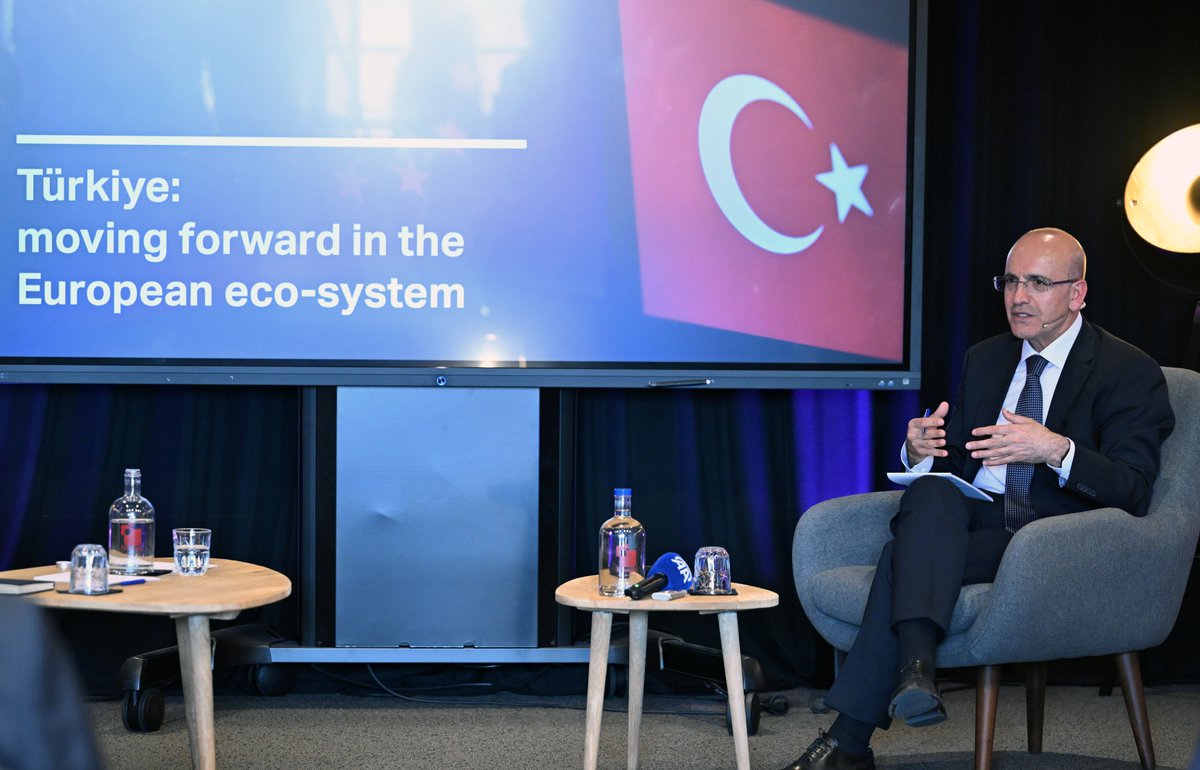 ❝Türkiye, büyük bir ekonomi ve büyük bir potansiyele sahip❞ 🎙️Hazine ve Maliye Bakanı Mehmet Şimşek Brüksel'de konuştu: 🔻İlk öncelik fiyat istikrarını sağlamak ve enflasyonu tek haneye indirmek 🔻En büyük sorun, Türkiye söz konusu olduğunda Avrupa'nın liderlik ve stratejik