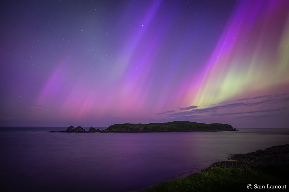 Local photographer Sam Lamont captured this stunning photo of the aurora over Isle of Muck Nature Reserve last Friday night 😍 Were you lucky enough to spot the spectacle in the sky last weekend?