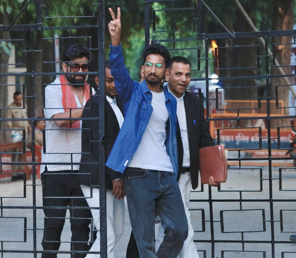 ShyamRangeela's tweet image. आप सभी के प्यार और सहयोग से नियमानुसार सभी आवश्यकताओं की पूर्ति करते हुए मैंने नामांकन दाखिल कर दिया है, मेरा इस देश के लोकतंत्र पर अभी भी पुरा भरोसा है । अब आगे के दो तीन दिन महत्वपूर्ण होंगे। 
आप सभी का सहयोग के लिए बहुत धन्यवाद ।
हमारे लोकतंत्र के पहरी सभी चुनाव अधिकारीयों के…