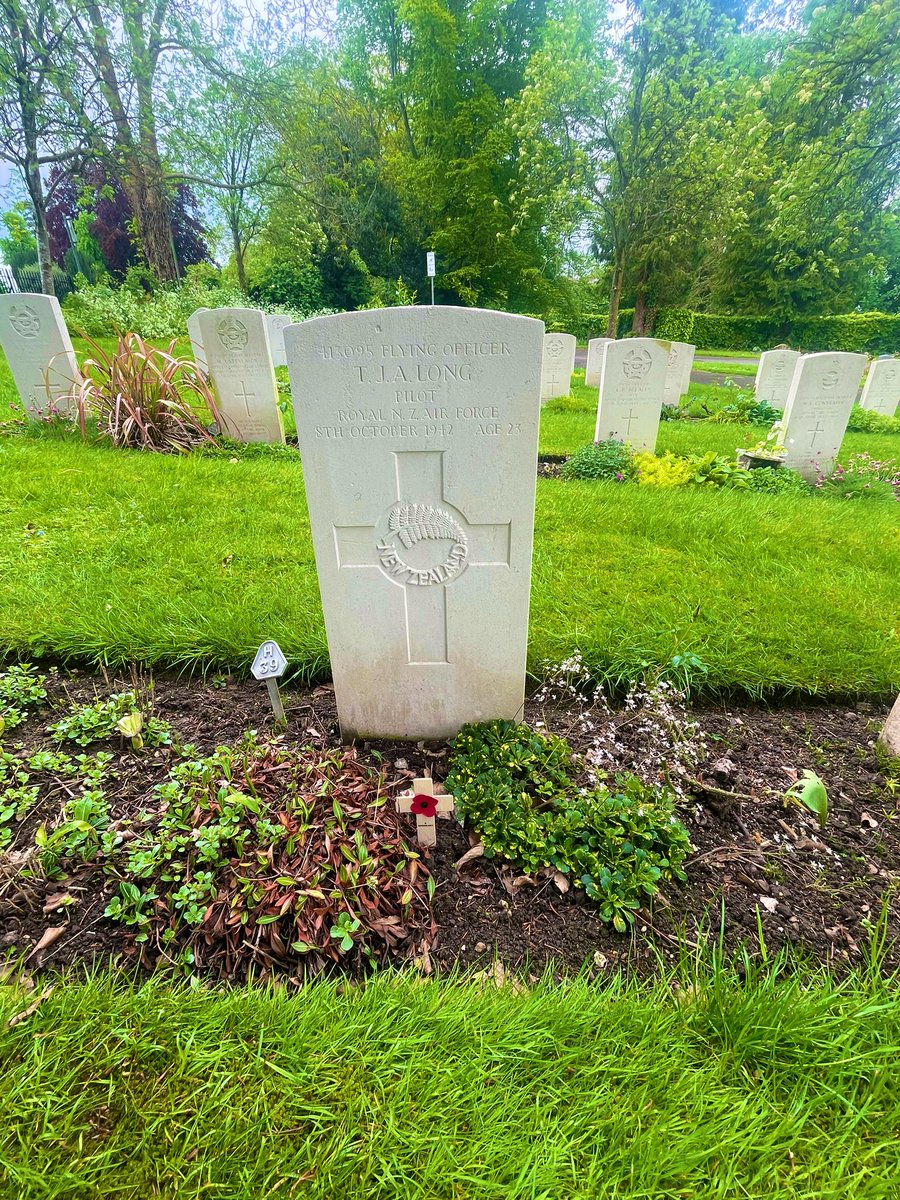 This afternoon,I paid my respects to the fallen in @CWGC Andover Cemetery, and they include a number of young Kiwi Pilots,who made the Ultimate Sacrifice and are laid to rest there 🙏🏽

#RIP FO Thomas Long(23),RNZAF

#RIP Sergeant Peter Miller(22),RNZAF

#LestWeForget 

@Niki44
