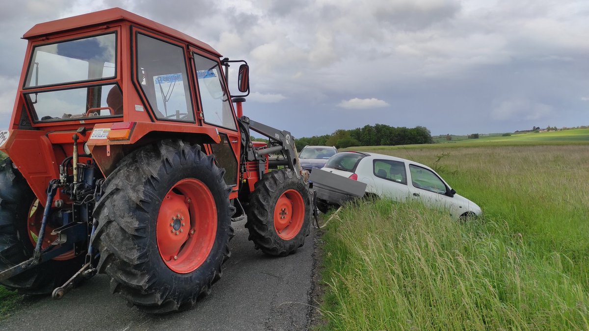 Bon bah vive les tracteurs ✨
Merci à la personne si adorable qui s'est arrêté, qui à vérifier mon radiateur, les fuites et qui a pris le temps d'appeler un ami avec un tracteur ❤️