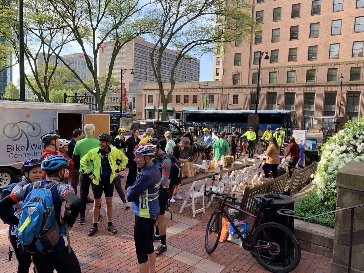 CTDEEPNews's tweet image. We had a ball this morning participating in the Greater Hartford Bike to Work Day! Thank you to our partners @TransportHTFD, @BikeWHartford, @bikewalkct,  @CTrides, @CTTRANSIT and everyone who helped raise awareness about #BikeToWorkMonth and the #DriveLessCTClimateChallenge!