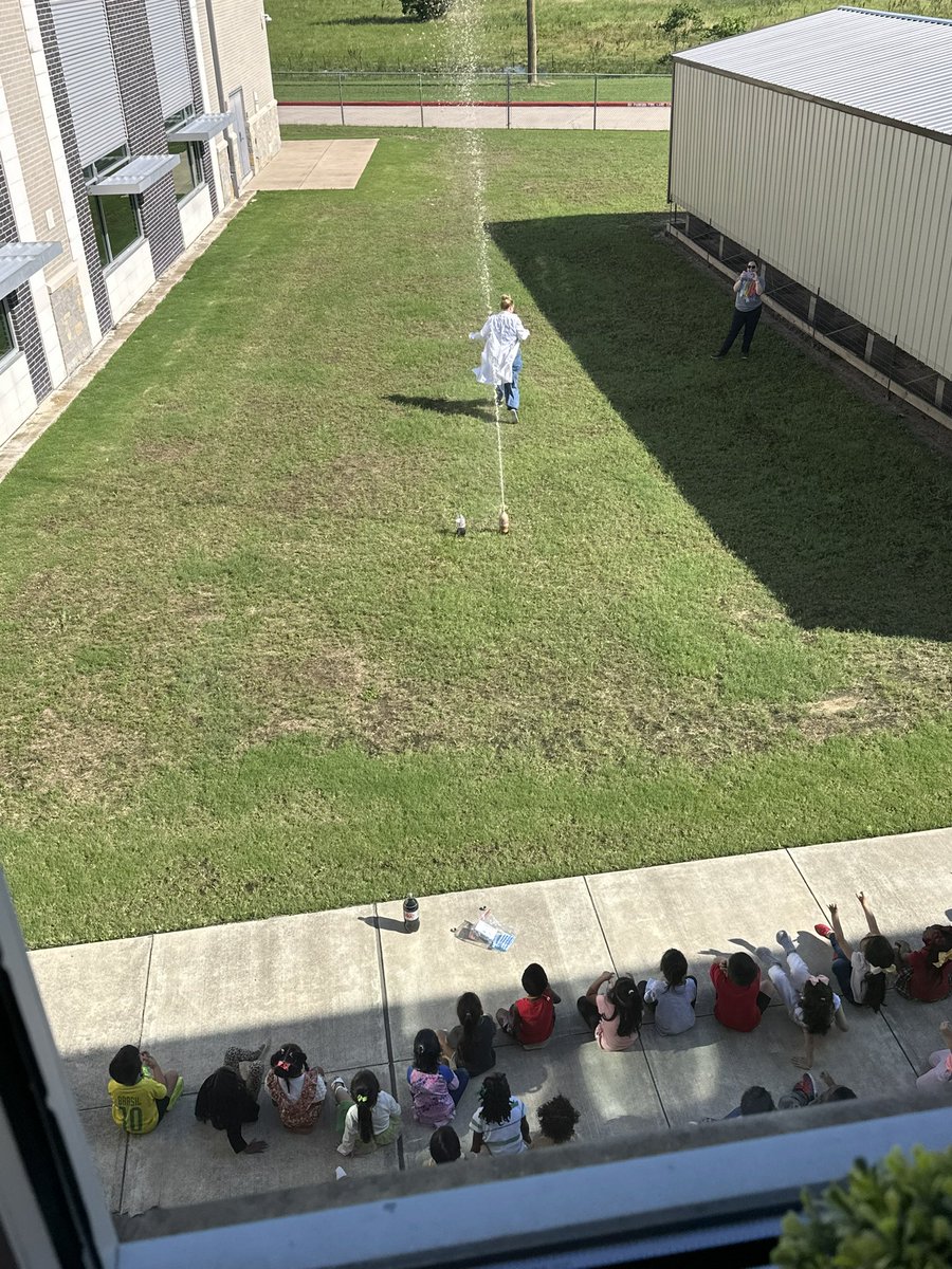 This was so much fun to watch from our window this morning! Thanks <a href="/PreKMotruk/">Dani Motruk</a> 😄