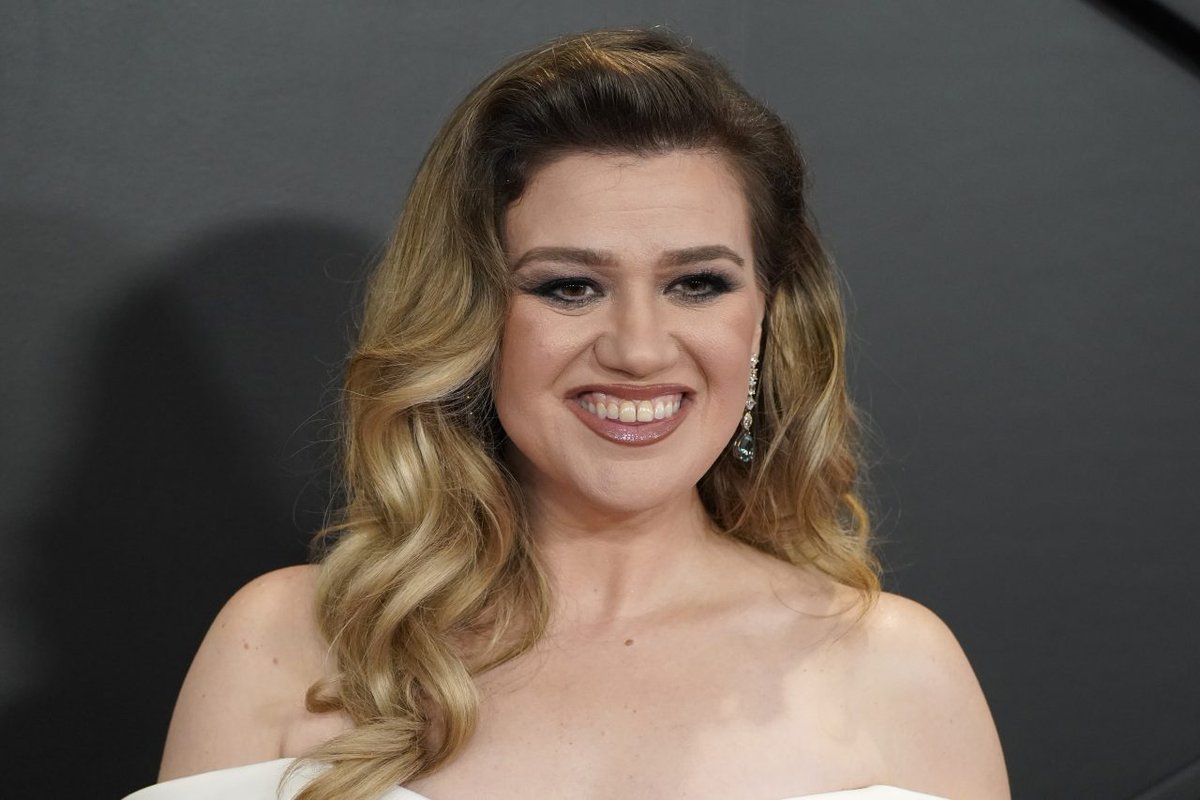 Kelly Clarkson makes weight loss confession bit.ly/3UHYm7z