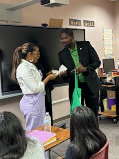 Ms. Bobb our campus Superintendent MVP receiving some awesome Alief swag. We are so happy to celebrate her for all the light and energy she brings to @OwensInt @AliefISD