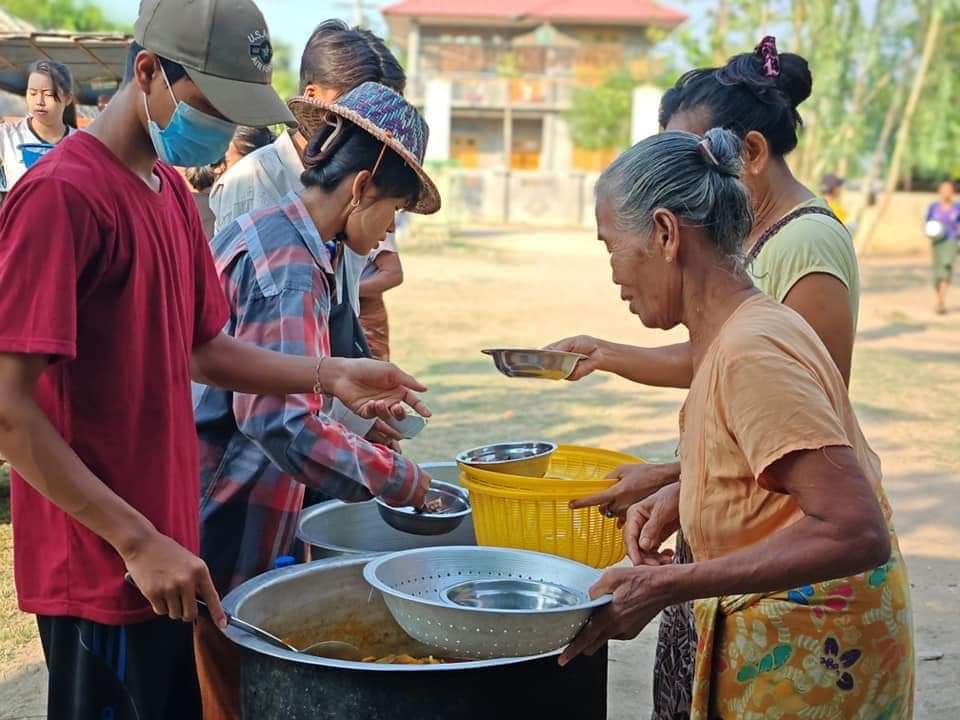 On behalf of donors, the Anyar Pit Tine Htaung Group treated meal to the internally displaced people in 3 IDP Camps in Salingyi Township, Sagaing Division.
@Refugees @WFP
@AHACentre @EUCouncil @POTUS
#HelpMyanmarIDPs
#2024May14Coup
#WhatsHappeningInMyanmar