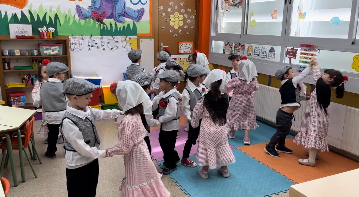 Todo Infantil se ha vestido de chulapo y chulapa para disfrutar de un día especial bailando chotis y comiendo nuestras típicas rosquillas. #contempla #FamiliaSaFa