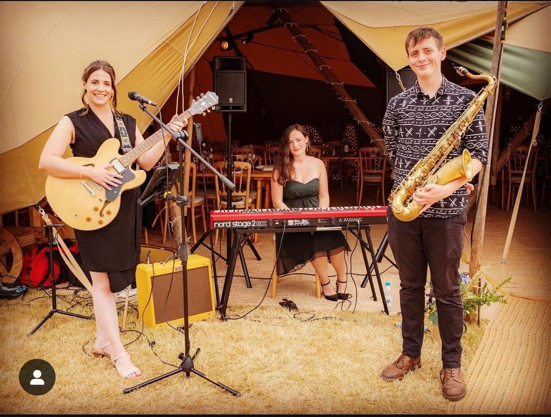 For tomorrow's Splo-down Summer Night Stall we'll be soaking in the evening breeze with @dailtrio lifting spirits alongside the amazing <a href="/mabin/">Mabin</a>.eatery food!

Stall open from 5pm, food &amp; fun from 6pm until 8:30pm 😊