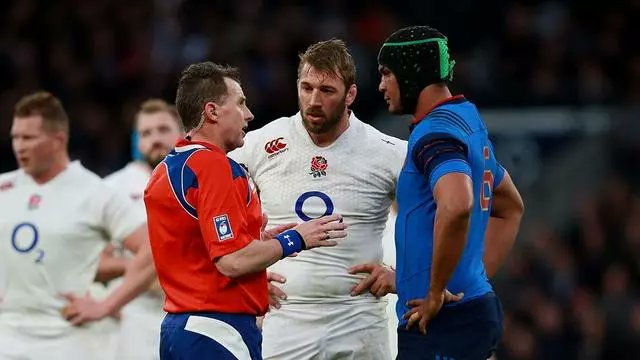 El fútbol sigue copiando cosas del rugby. En la próxima Eurocopa se pondrá en funcionamiento la norma por la que solo los capitanes podrán dirigirse al árbitro, algo que en el deporte oval ocurre desde hace años. Y además le tratamos de 'señor' amp.epe.es/es/deportes/20…