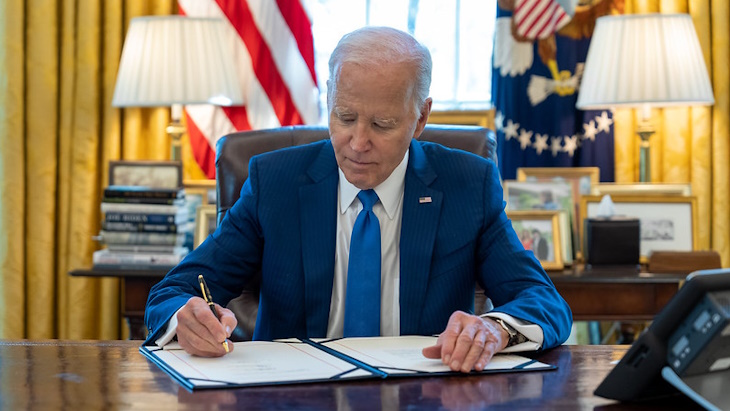 The act prohibiting the importation into the USA of unirradiated, low-enriched #uranium that is produced in the Russian Federation or by a Russian entity has been signed into law by President Joe Biden #nuclear tinyurl.com/5cfx5z5f